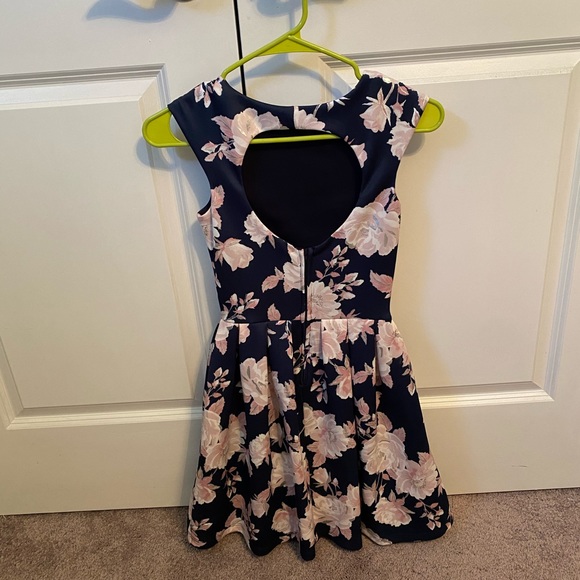 Flower dress - Picture 2 of 3